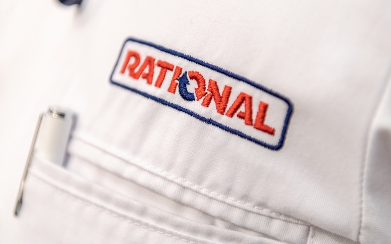 Logo RATIONAL na czapce serwisowej — autoryzowany partner EVACO
